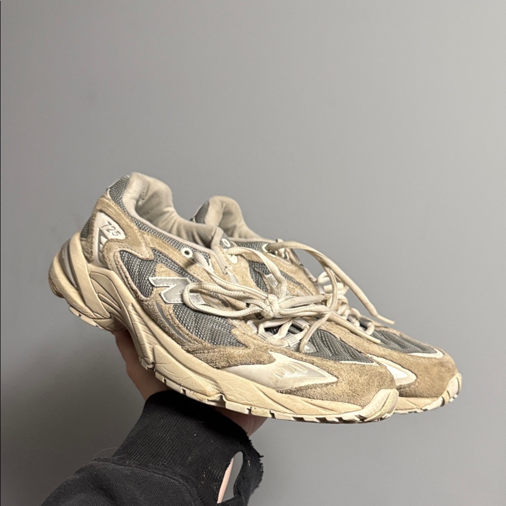 New Balance 725 Athletic Shoes in Tan and Cream